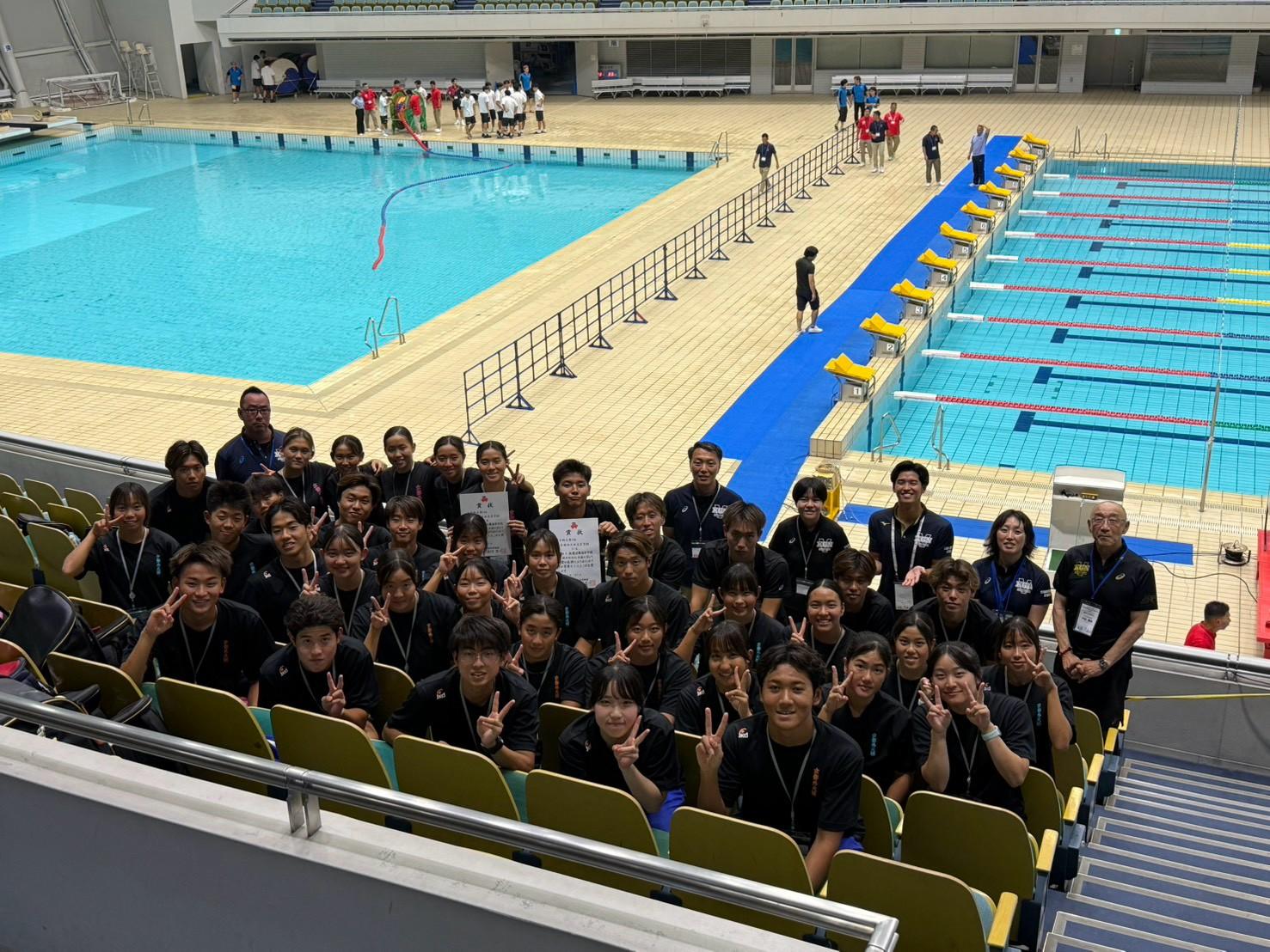 近畿大会終えチームのために汗をかいた水泳部.jpg